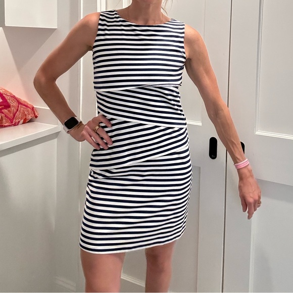 Classic J. McLaighlin Nagy and white dress.  So flattering! - Picture 6 of 6